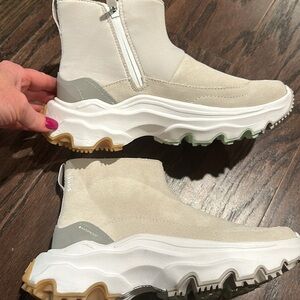 SOREL KINETIC BREAKTHRU ACADIA WATERPROOF SHOE -CHALK, SEA SALT, US 7 . LIKE NEW